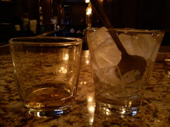 A Ana ficou decepcionada com o tamanho da dose de uísque em pub de Victoria, capital da British Columbia, no Canadá